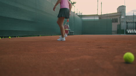 Nahaufnahmen-Von-Weiblichen-Beinen-In-Sportschuhen-Und-Prothesen-Am-Bein,-Die-Tennisbälle-Vom-Tennisplatz-Aufsammeln